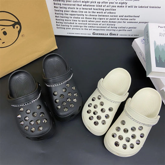 Fashionable shoe accessory set, made of metal, with a shoe chain clasp, removable, suitable for sandals and flip-flops.